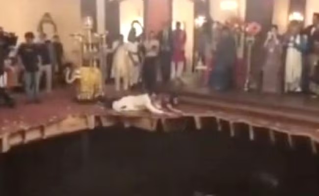 शादी में डांस कर रहे थे लोग, तभी टूटी जमीन और धरती में समाए बाराती, फिर कैमरामैन ने किया कुछ ऐसा, लोग बोले- कमाल कर दिया