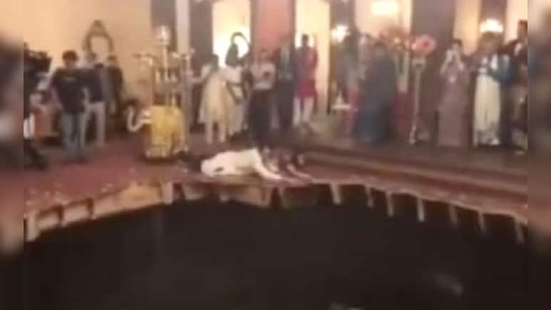 शादी में डांस कर रहे थे लोग, तभी टूटी जमीन और धरती में समाए बाराती, फिर कैमरामैन ने किया कुछ ऐसा, लोग बोले- कमाल कर दिया