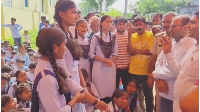 Rajasthan: एक प्रधानाचार्य के लिए ताले में बंद हुआ पूरा स्कूल, करौली के इस गांव में क्यों मचा है हंगामा?