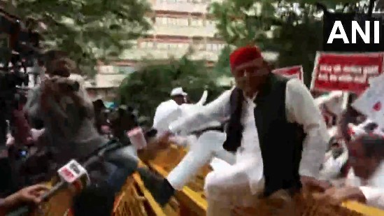 अखिलेश यादव जब बैरिकेडिंग पर चढ़ कूद गए...देखिए वीडियो