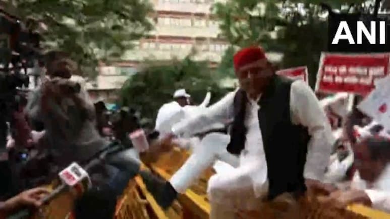 अखिलेश यादव जब बैरिकेडिंग पर चढ़ कूद गए...देखिए वीडियो अखिलेश यादव जब बैरिकेडिंग पर चढ़ कूद गए...देखिए वीडियो