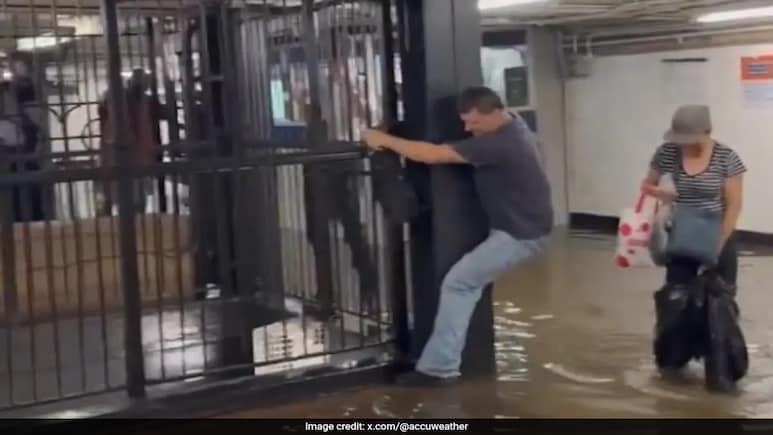 Video: Cars Submerged, Trains Suspended, New York City Subways Turn Into Waterfall Video: Cars Submerged, Trains Suspended, New York City Subways Turn Into Waterfall