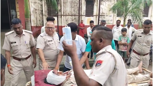Pratapgarh Police Attacked: प्रतापगढ़ में पुलिस पर हमला, भीड़ ने आंखों में मिर्ची डाली, लाठी से पीटा, 9 हिरासत में