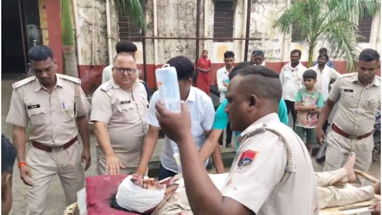 Pratapgarh Police Attacked: प्रतापगढ़ में पुलिस पर हमला, भीड़ ने आंखों में मिर्ची डाली, लाठी से पीटा, 9 हिरासत में