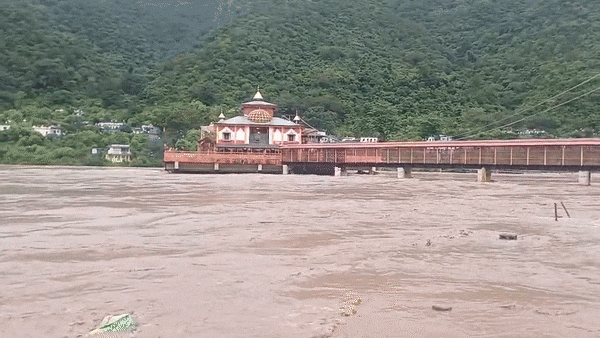 डरा रहा अलकनंदा का रौद्र रूप... धारी देवी मंदिर तक पहुंचा पानी डरा रहा अलकनंदा का रौद्र रूप... धारी देवी मंदिर तक पहुंचा पानी