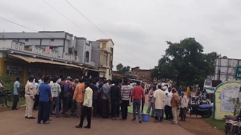 Fertilizer Shortage: बालोद में खाद संकट से नाराज किसानों ने किया सड़क जाम, 10 लोगों के खिलाफ FIR दर्ज