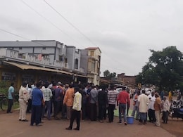 Fertilizer Shortage: बालोद में खाद संकट से नाराज किसानों ने किया सड़क जाम, 10 लोगों के खिलाफ FIR दर्ज Fertilizer Shortage: बालोद में खाद संकट से नाराज किसानों ने किया सड़क जाम, 10 लोगों के खिलाफ FIR दर्ज