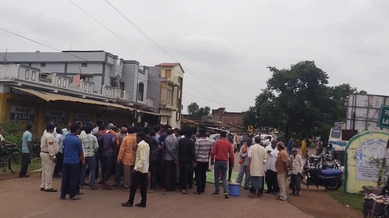 Fertilizer Shortage: बालोद में खाद संकट से नाराज किसानों ने किया सड़क जाम, 10 लोगों के खिलाफ FIR दर्ज Fertilizer Shortage: बालोद में खाद संकट से नाराज किसानों ने किया सड़क जाम, 10 लोगों के खिलाफ FIR दर्ज