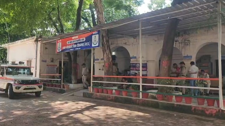 Rape Case: महिला को घर में अकेला पाकर घुसा आरोपी और किया दुष्कर्म, पुलिस ने किया गिरफ्तार Rape Case: महिला को घर में अकेला पाकर घुसा आरोपी और किया दुष्कर्म, पुलिस ने किया गिरफ्तार