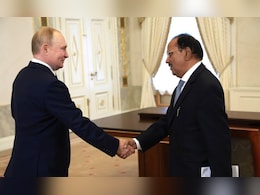 अजीत डोभाल से मिले राष्ट्रपति पुतिन, भारत-रूस संबंधों पर की बात अजीत डोभाल से मिले राष्ट्रपति पुतिन, भारत-रूस संबंधों पर की बात