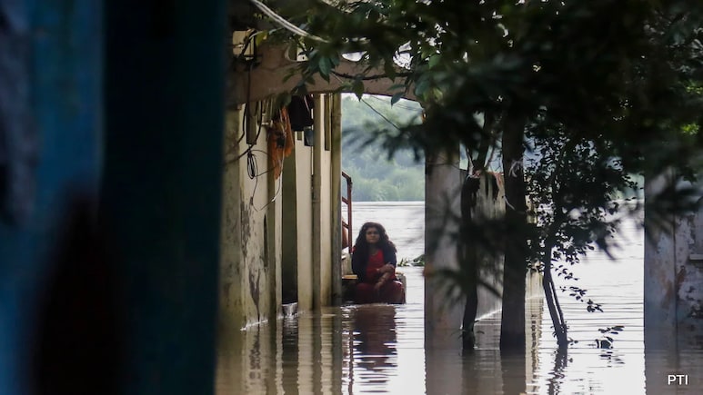 Yamuna Water Level Crosses Danger Mark, Rises Close To Evacuation In Delhi Yamuna Water Level Crosses Danger Mark, Rises Close To Evacuation In Delhi