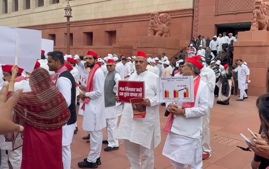 Sansad March LIVE Updates: अखिलेश बैरीकेडिंग पर चढ़े, प्रियंका ने तालियां बजाकर विपक्षी सांसदों में भरा जोश