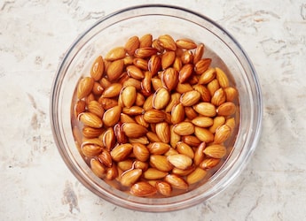 Soaked Almonds Or Anjeer: Which is A Better Choice For Digestion, Skin And Weight Loss