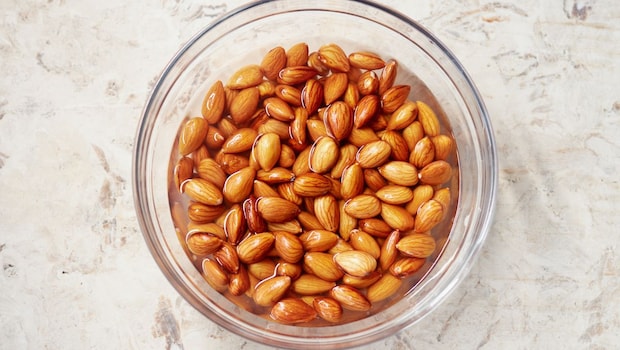 Soaked Almonds Or Anjeer: Which is A Better Choice For Digestion, Skin And Weight Loss