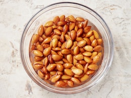 Soaked Almonds Or Anjeer: Which is A Better Choice For Digestion, Skin And Weight Loss Soaked Almonds Or Anjeer: Which is A Better Choice For Digestion, Skin And Weight Loss