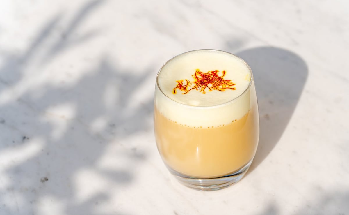 Saffron In Water Or Milk? Nutritionist Reveals Which One Is Better For Stress Relief