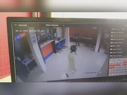 Bank Robbery: बैंक खुलते ही पहुंचे बदमाश, 15 किलो सोना व 5 लाख रुपये की लूट! सामने आया डकैती का CCTV Video Bank Robbery: बैंक खुलते ही पहुंचे बदमाश, 15 किलो सोना व 5 लाख रुपये की लूट! सामने आया डकैती का CCTV Video