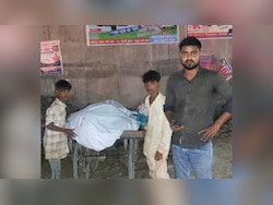 A Heart-Wrenching Image: 2 Children With Their Father&#039;s Body On Cart