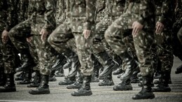 भारतीय जवानाचं संतापजनक कृत्य, 30 जण थोडक्यात बचावले; Army Man ला भररस्त्यात चोपलं