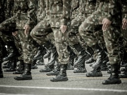 भारतीय जवानाचं संतापजनक कृत्य, 30 जण थोडक्यात बचावले; Army Man ला भररस्त्यात चोपलं भारतीय जवानाचं संतापजनक कृत्य, 30 जण थोडक्यात बचावले; Army Man ला भररस्त्यात चोपलं