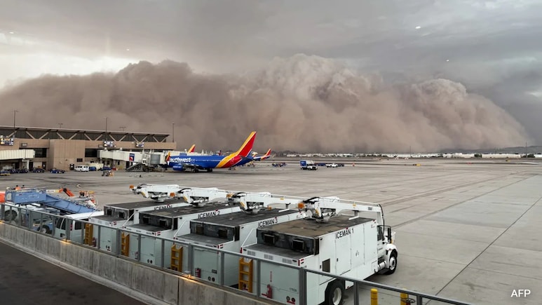 Powerful Storms Kicks Up Wall Of Dust, Leaving Thousands Without Power Powerful Storms Kicks Up Wall Of Dust, Leaving Thousands Without Power