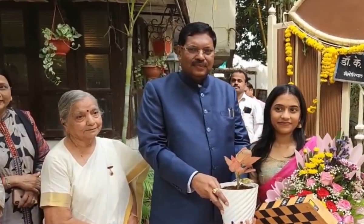 Chief Justice Of India Bhushan Gavai Visits Chess Champion Divya Deshmukh At Her Home