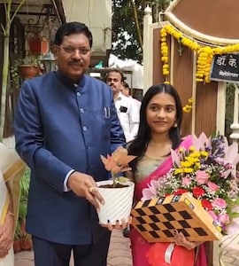Chief Justice Of India Bhushan Gavai Visits Chess Champion Divya Deshmukh At Her Home
