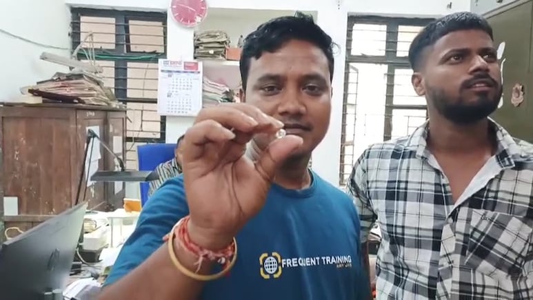 पन्ना में एक बार फिर चमकी किसान की किस्मत, जमीन से निकला 4.90 कैरेट का बहुमूल्य नगीना पन्ना में एक बार फिर चमकी किसान की किस्मत, जमीन से निकला 4.90 कैरेट का बहुमूल्य नगीना