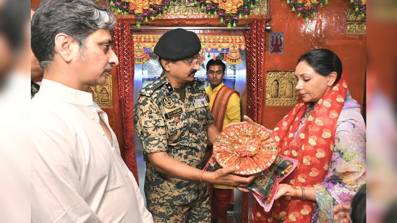 Rajasthan: डिप्टी सीएम दिया कुमारी ने जैसलमेर में तनोट माता के किए दर्शन, BSF के जवानों से भी किया संवाद Rajasthan: डिप्टी सीएम दिया कुमारी ने जैसलमेर में तनोट माता के किए दर्शन, BSF के जवानों से भी किया संवाद