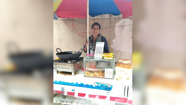 Viral: This Mumbai Vada Pav Seller's Story Is Winning Hearts Online - Here's Why