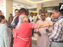 Video: Jaya Bachchan Pushes, Scolds Man Trying To Take Selfie With Her Video: Jaya Bachchan Pushes, Scolds Man Trying To Take Selfie With Her