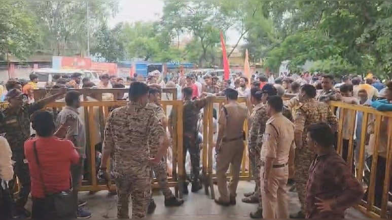 एक साथ तीन मंदिरों के ट्रस्ट बनाने की मांग ! सड़क पर उतरी अस्तोत्र गांव की जनता, जानें - पूरा मामला