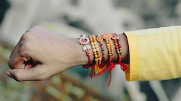 Raksha Bandhan 2025 : रक्षाबंधनाच्या निमित्तानं सायबर फसवणुकीत वाढ, डोळ्यासमोर अकाऊंटमधून पैसे गायब! वाचा बचाव करण्याचे उपाय