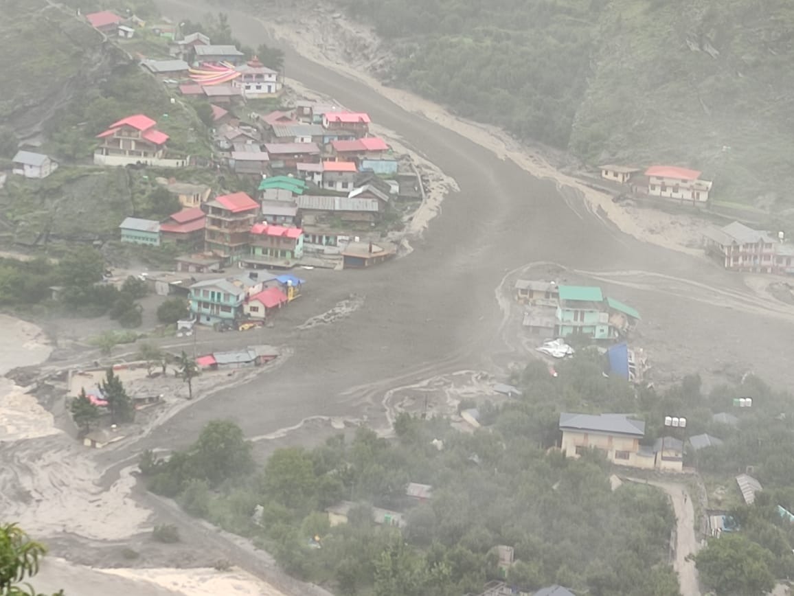 उत्‍तराखंड में गंगोत्री के पास धराली में बादल फटा, खीर गंगा ने शहर को चीर दिया, खौफनाक वीडियो