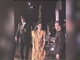 VIDEO: अमिताभ बच्चन ने जब पत्नी जया को गोद में उठाकर गाया 'जिसकी बीवी छोटी' गाना, लोग बोले- रेखा को... VIDEO: अमिताभ बच्चन ने जब पत्नी जया को गोद में उठाकर गाया 'जिसकी बीवी छोटी' गाना, लोग बोले- रेखा को...