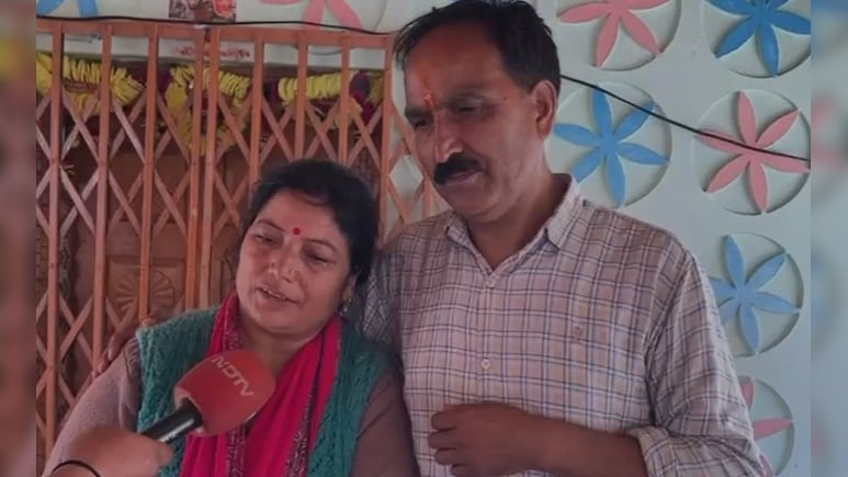 हे सोमेश्वर! बचा लिया... रक्षाबंधन पर भाई से मिल फफक-फफक कर रो पड़ी धराली की बहन, VIDEO हे सोमेश्वर! बचा लिया... रक्षाबंधन पर भाई से मिल फफक-फफक कर रो पड़ी धराली की बहन, VIDEO