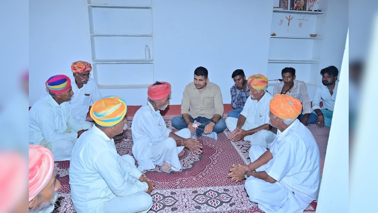 'कलेक्टर-तहसीलदार को कमरे में बंद कर दूंगा' रविंद्र भाटी ने ग्रामीणों की शिकायत पर कहा- इनकी छाती पर बैठ जाओ 'कलेक्टर-तहसीलदार को कमरे में बंद कर दूंगा' रविंद्र भाटी ने ग्रामीणों की शिकायत पर कहा- इनकी छाती पर बैठ जाओ