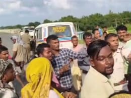 5 Cops Injured In Bengal During Clash With Mob Over Kangaroo Court 5 Cops Injured In Bengal During Clash With Mob Over Kangaroo Court
