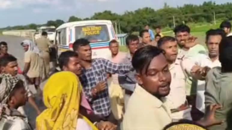 5 Cops Injured In Bengal During Clash With Mob Over Kangaroo Court 5 Cops Injured In Bengal During Clash With Mob Over Kangaroo Court