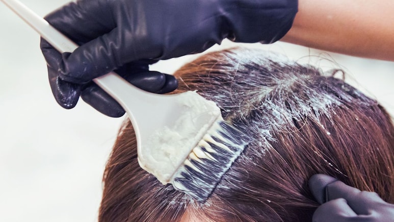 Hair dye side effects : हेअर डायमुळे किडनीला धोका; नेफ्रोलॉजिस्टनी केलं अलर्ट Hair dye side effects : हेअर डायमुळे किडनीला धोका; नेफ्रोलॉजिस्टनी केलं अलर्ट