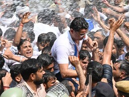 जब सचिन पायलट पर NSUI के प्रदर्शन में चला वाटर कैनन - देखिए Video और तस्वीरें