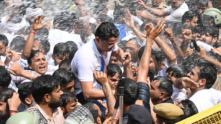 जब सचिन पायलट पर NSUI के प्रदर्शन में चला वाटर कैनन - देखिए Video और तस्वीरें जब सचिन पायलट पर NSUI के प्रदर्शन में चला वाटर कैनन - देखिए Video और तस्वीरें