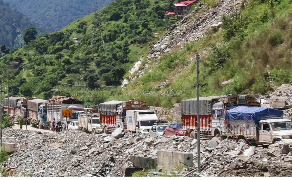 हाइवे पर लगा है लंबा जाम हाइवे पर लगा है लंबा जाम