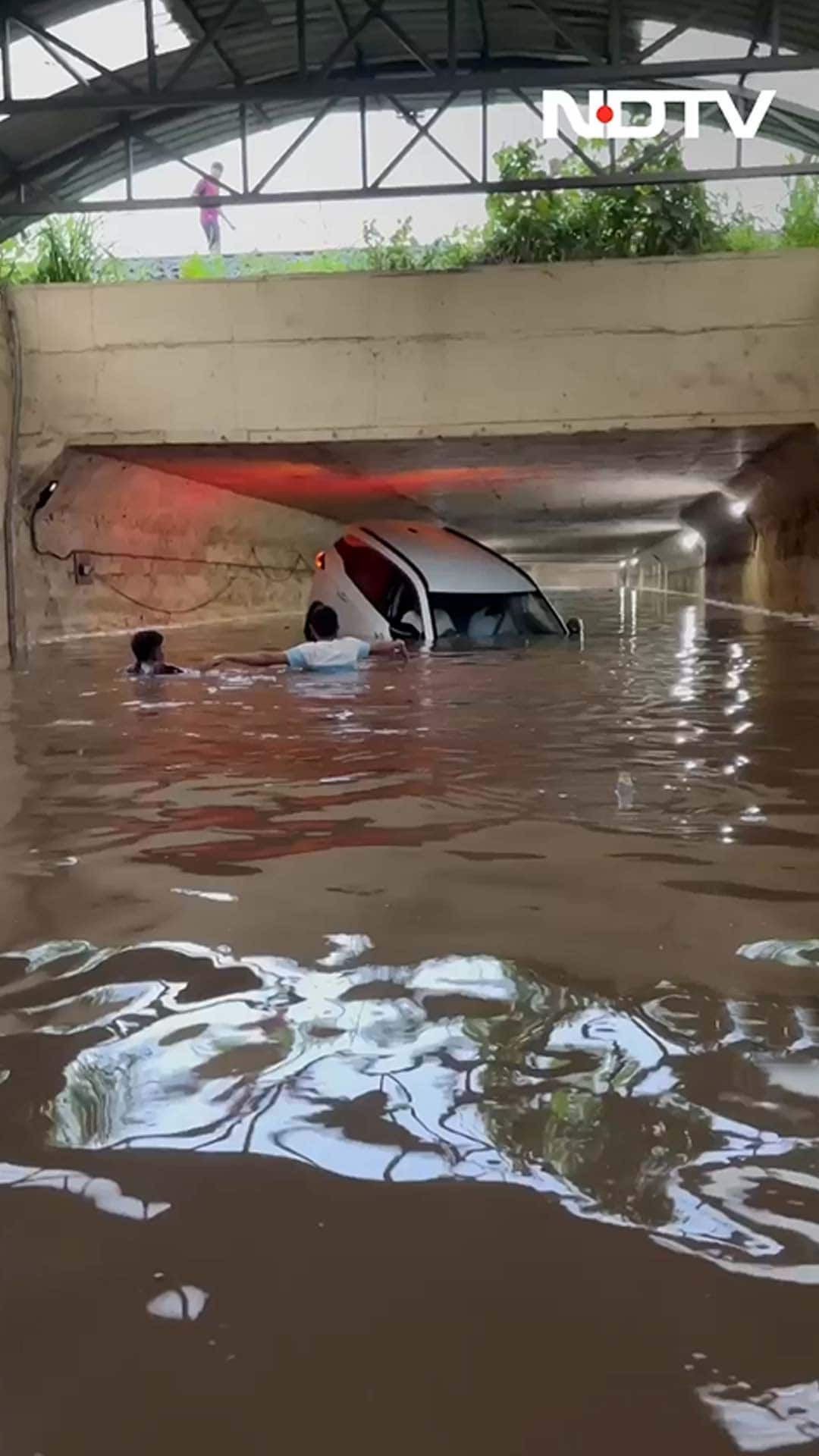 Video: Video: Thane Locals Swim Through Flooded Underpass To Save Stranded Car Passengers