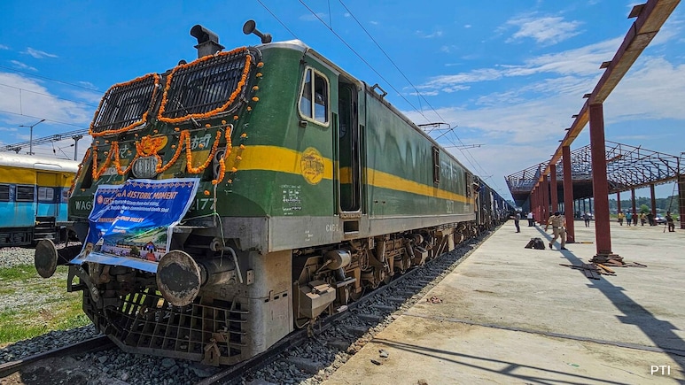 भारतीय रेल की एक और उपलब्धि, कश्मीर घाटी में पहुंची पहली मालगाड़ी, देखें वीडियो भारतीय रेल की एक और उपलब्धि, कश्मीर घाटी में पहुंची पहली मालगाड़ी, देखें वीडियो