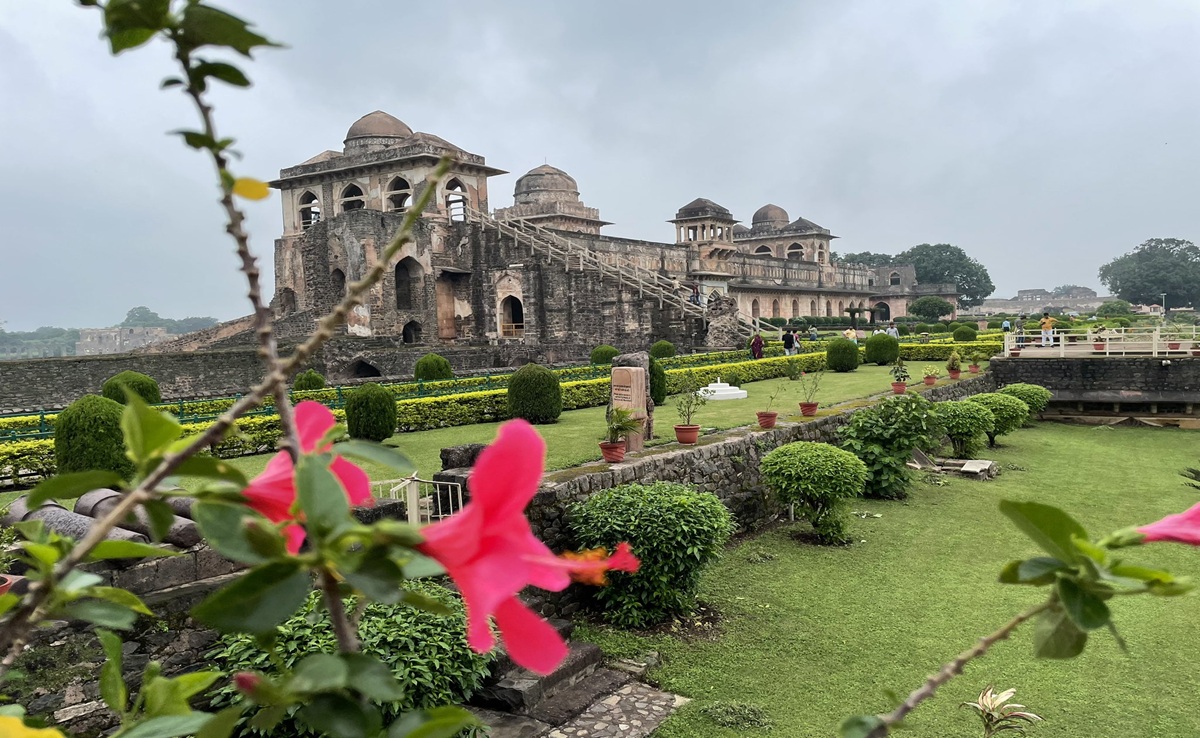 Tourist City Mandu: खूबसूरती बनी सिरदर्द; मांडव में पर्यटक हुए बेहाल, ऐसे जूझते रहे सैलानी