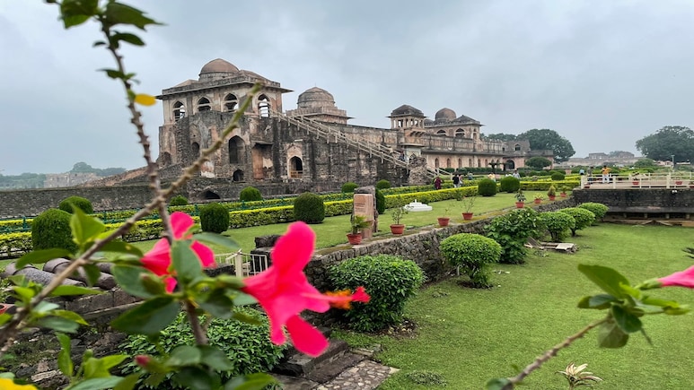Tourist City Mandu: खूबसूरती बनी सिरदर्द; मांडव में पर्यटक हुए बेहाल, ऐसे जूझते रहे सैलानी Tourist City Mandu: खूबसूरती बनी सिरदर्द; मांडव में पर्यटक हुए बेहाल, ऐसे जूझते रहे सैलानी