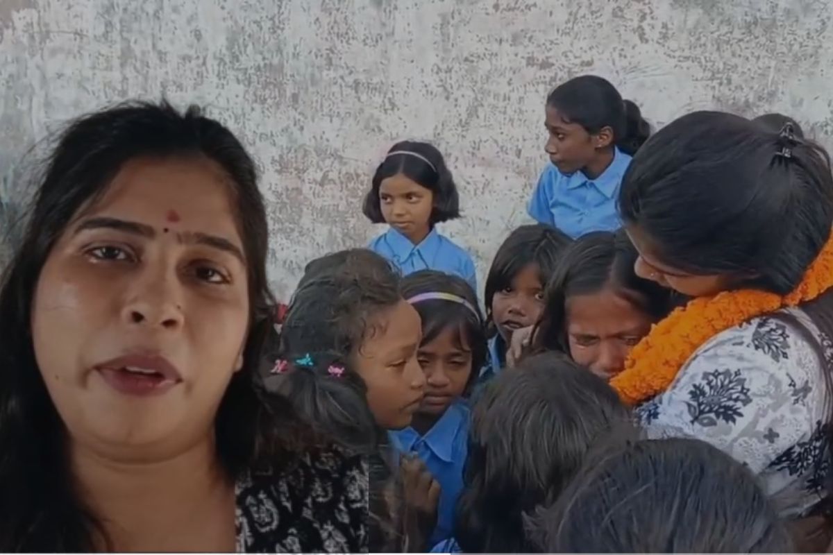 मत जाओ मैडम... टीचर के ट्रांसफर पर बिलख पड़े बच्चे, भावुक करने वाला VIDEO आया सामने