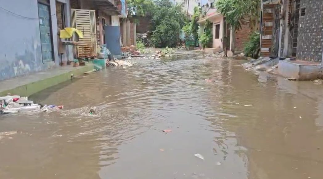 लगातार बारिश के कारण ग्वालियर के नाले उफान पर लगातार बारिश के कारण ग्वालियर के नाले उफान पर