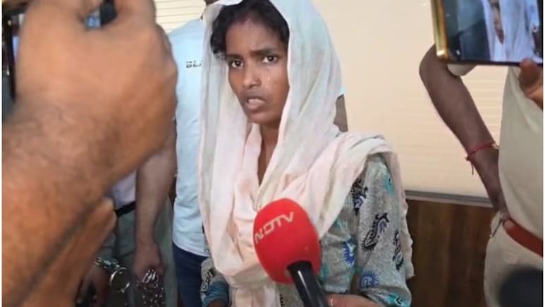 Rajasthan: 'तकिए से घोंटा गला, ड्रम में डालकर नमक डाला!', अलवर पुलिस ने किया 'ड्रम मर्डर' केस का खुलासा Rajasthan: 'तकिए से घोंटा गला, ड्रम में डालकर नमक डाला!', अलवर पुलिस ने किया 'ड्रम मर्डर' केस का खुलासा